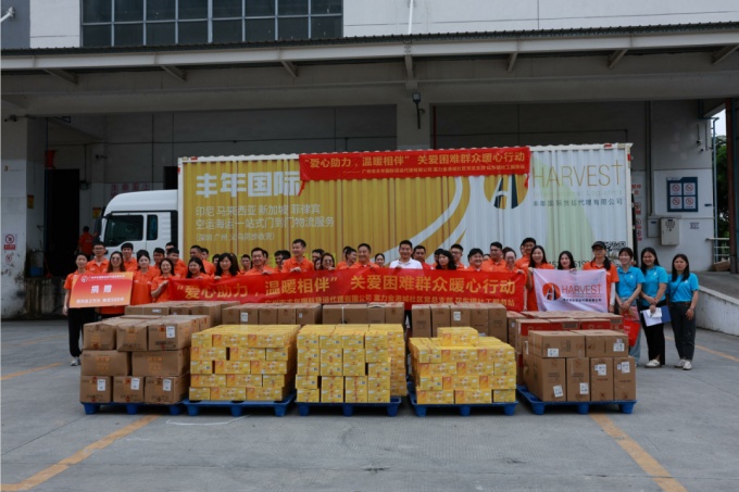 陳偉(wei) 鴻帶領华体汇体育中心貨運開展“愛心助力，溫暖相伴”行動