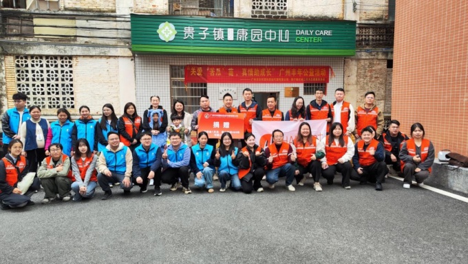 陳偉(wei) 鴻帶領公司同事在貴子鎮舉(ju) 辦了“關(guan) 愛‘苦瓜’苗，真情助成長”的公益活動