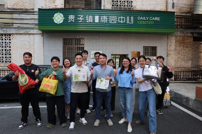 陳偉(wei) 鴻帶領公司采購信宜市苦瓜小鎮的苦瓜茶贈送給客戶