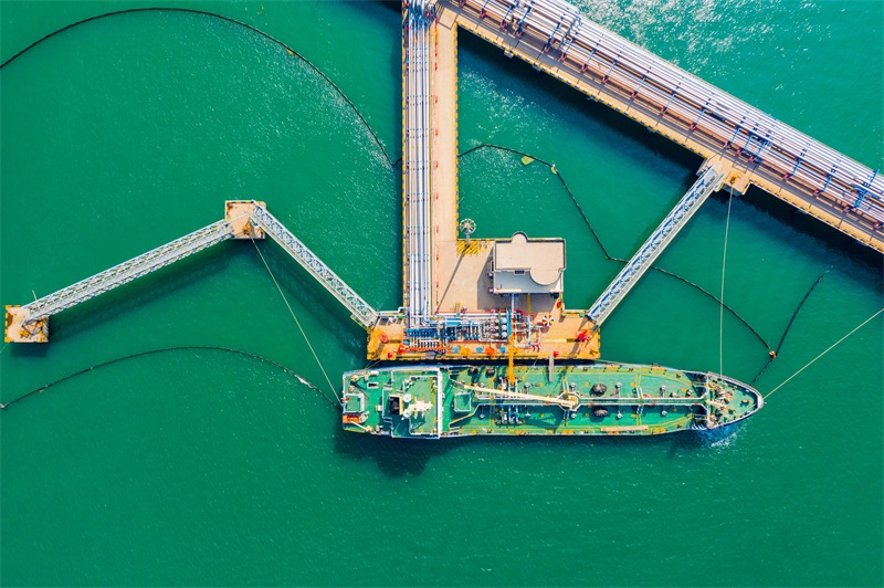 不靠港也能加油！ 山東(dong) 港口青島港 首單掛港加油業(ye) 務成功落地-华体汇体育中心物流