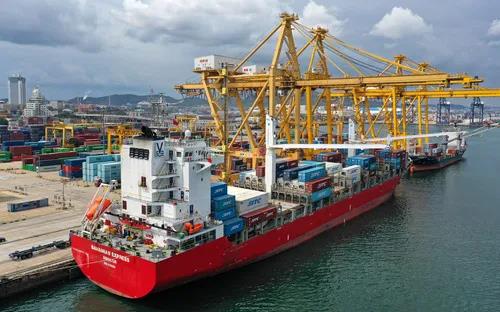 運費暴漲三倍仍一櫃難求——透析出口為(wei) 何頻遭天價(jia) 海運“鎖喉”