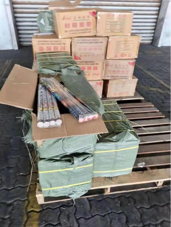 屢禁不止！30餘(yu) 噸煙花爆竹喬(qiao) 裝“偷渡”，海關(guan) 多部門聯手執法攔截