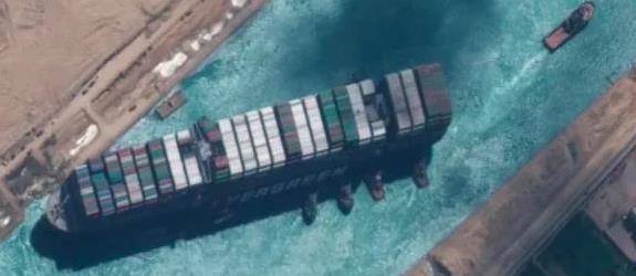 擱淺在蘇伊士運河中的重型貨船脫困