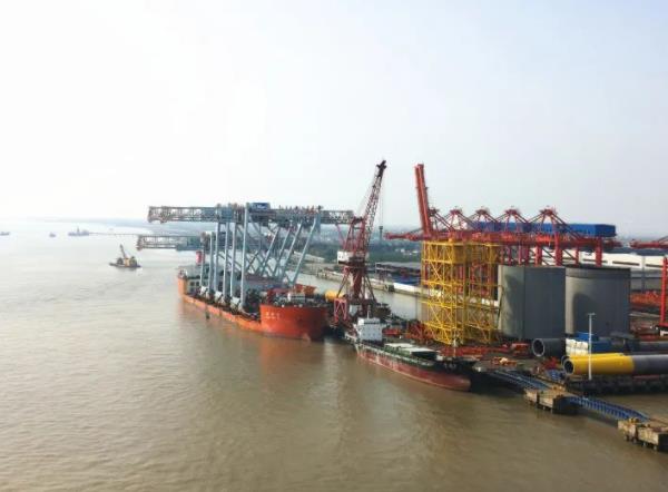 “振華15”輪裝載美國波士頓港3台低姿態岸橋啟程發往用戶碼頭-华体汇体育中心物流