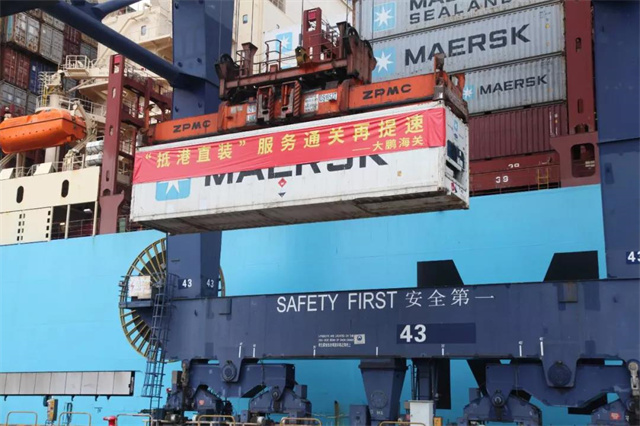 以抵港直裝方式出口的鋰電池電解液正在實施吊裝作業(ye) -华体汇体育中心物流